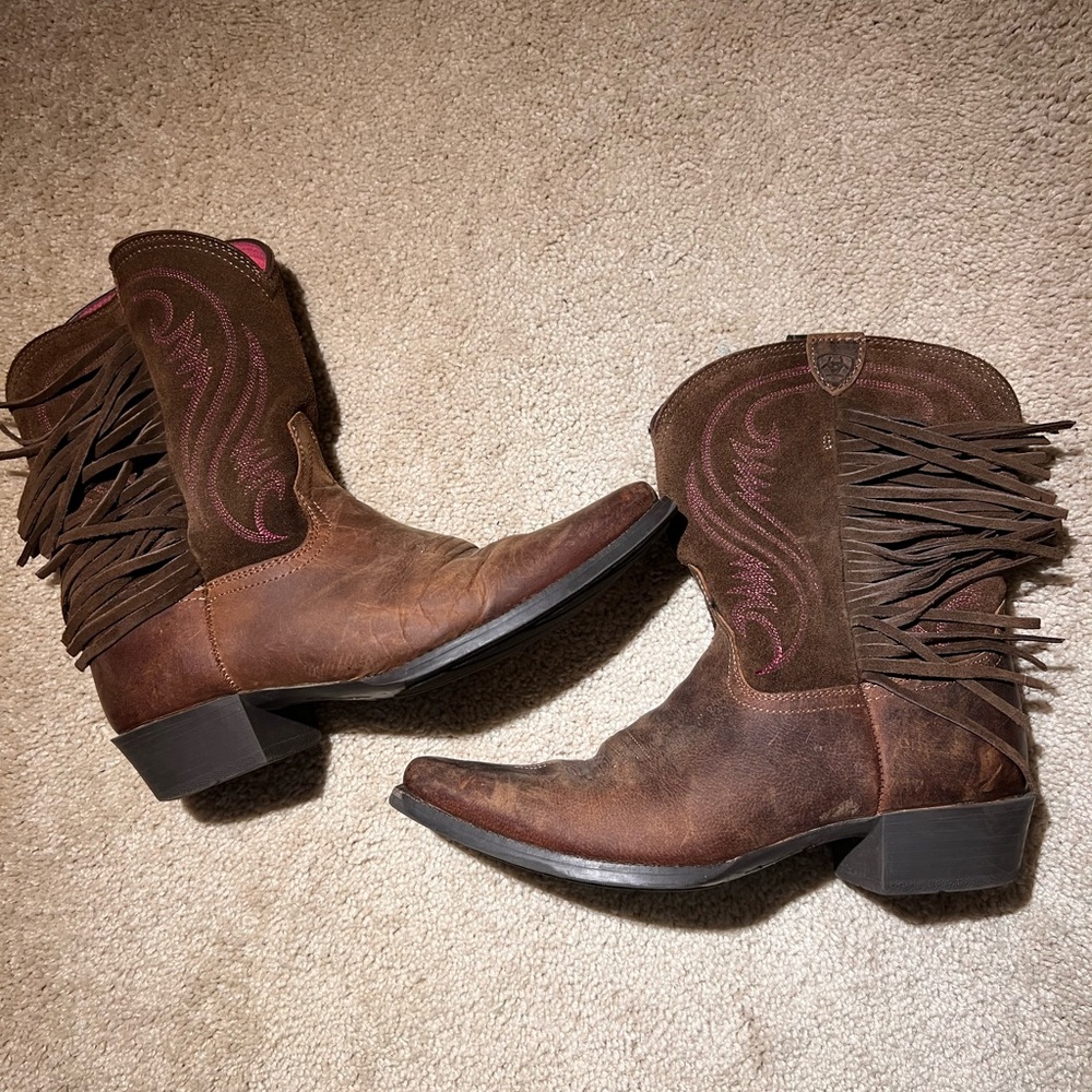 Size 6 women ariat boots